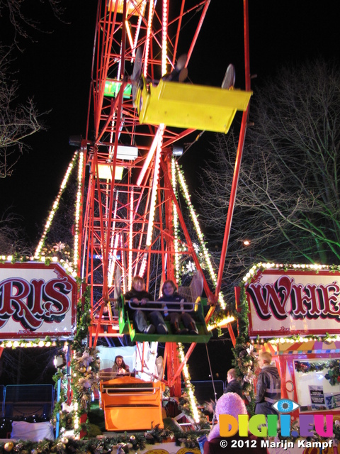 SX25422 Lib and Jenni on ferris wheel at Cardiff Winter Wonderland